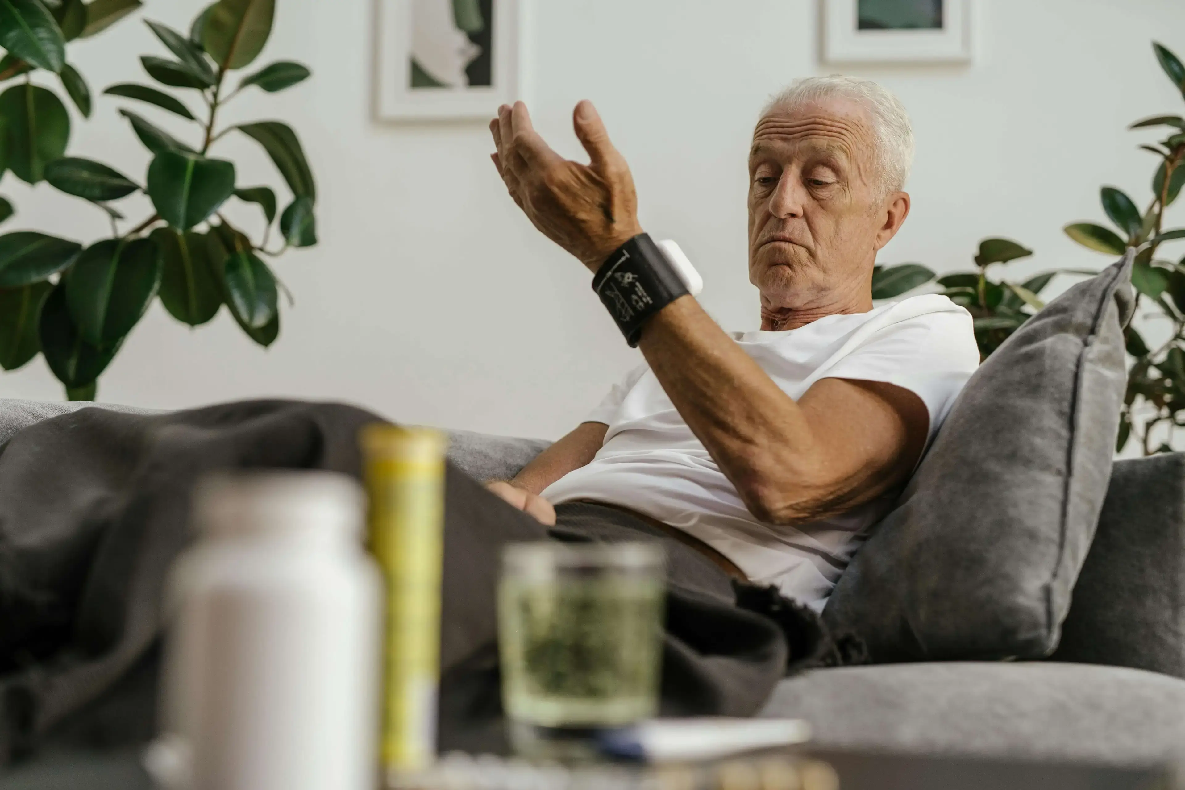 Pflegekraft betreut Patient